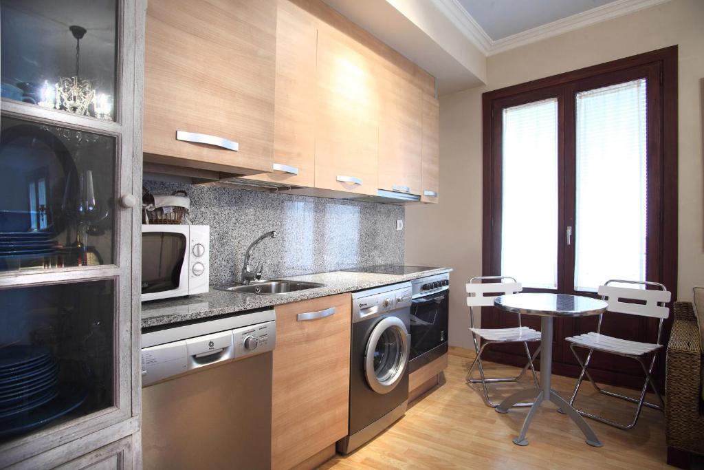 Apartamentos Alcoba de Baco Barbastro Ruang foto